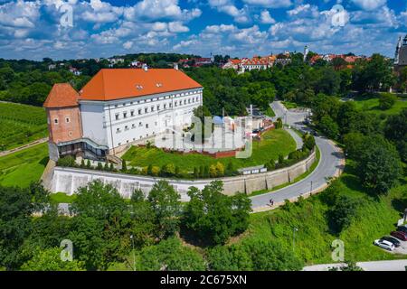 Sandomierz, Polen. Luftaufnahme der mittelalterlichen gotischen Burg vor, Altstadt mit Rathausturm, gotische Kathedrale. Weichsel Fluss im Hintergrund. Stockfoto