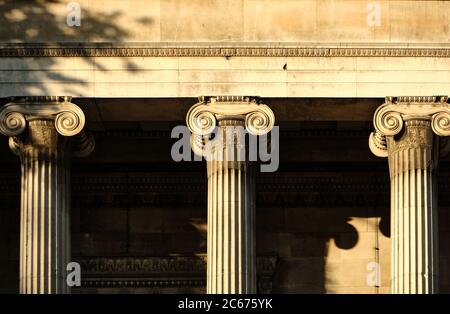 Nahaufnahme der ionischen Säulen in der St Pancras New Church, Euston Road in London. Stockfoto