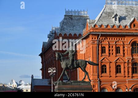 Moskau, Russland - 27. Mai 2018: Reiterstandbild Marschall Schukow auf dem Maneschnaja Platz in sonniger Abenddämmerung Stockfoto