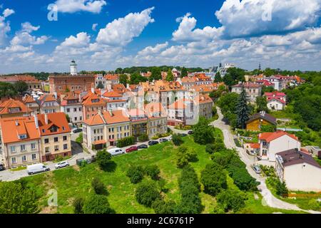 Sandomierz, Polen. Luftaufnahme der mittelalterlichen Altstadt mit Rathausturm, gotischer Kathedrale. Stockfoto