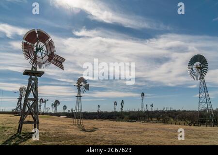 Retro-/altmodische Windenergieanlagen im Feld Stockfoto