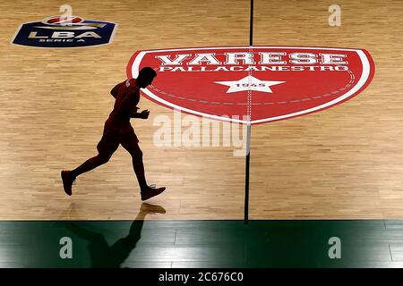 Varese, Italien. Juli 2020. Argentinier Luis Scola von Pallacanestro Varese beim ersten Training in seinem neuen italienischen Legabasket Serie A Team in der Enerxenia Arena. Kredit: SOPA Images Limited/Alamy Live Nachrichten Stockfoto