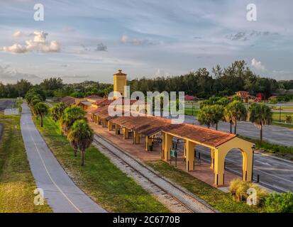 Das historische Mediterranean Revival Stil Venice Train Depot erbaut 1927 von der Seaboard Air Line Railway in Venice Florida in den Vereinigten Staaten Stockfoto