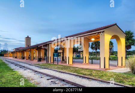 Das historische Mediterranean Revival Stil Venice Train Depot erbaut 1927 von der Seaboard Air Line Railway in Venice Florida in den Vereinigten Staaten Stockfoto