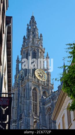 Kathedrale unserer Lieben Frau Kirchturm; 1518, 415 Fuß, zwei Uhren; schmale Gerüste an Uhr, Türme, katholische Kirche, verzierte, religiöse Gebäude, Flandern, Euro Stockfoto