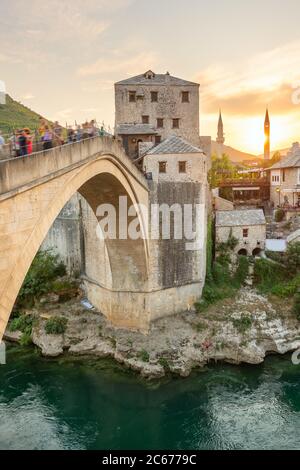 Stari Most Bridge bei Sonnenuntergang in der Altstadt von Mostar, BIH Stockfoto