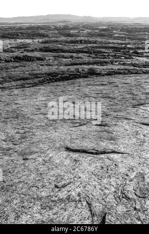 Mondlandschaft wie Umgebung, in monochromen, der Moon Rock, eine Peeling-Kuppel im Augrabies National Park, Northern Cape Südafrika Stockfoto