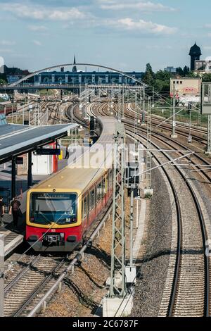 Der Stadtzug kam an der U-Bahn-Station in Berlin an Stockfoto