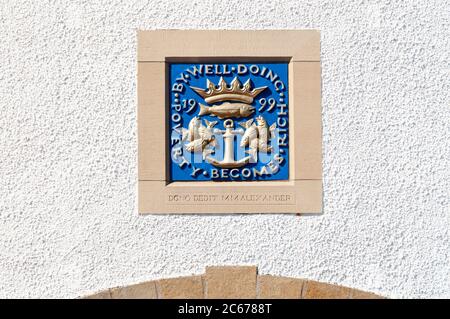 Wappen auf einer Tafel vor dem Scottish Fisheries Museum in Anstruther, East Neuk of Fife, Schottland. Stockfoto