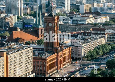Rotes Rathaus am Alexanderplatz in Berlin Stockfoto