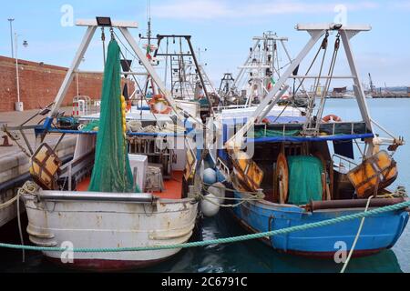 Termoli, Molise, Italien -08-29-2022- der alte Hafen mit Fischerbooten, die am Pier ankern. Stockfoto