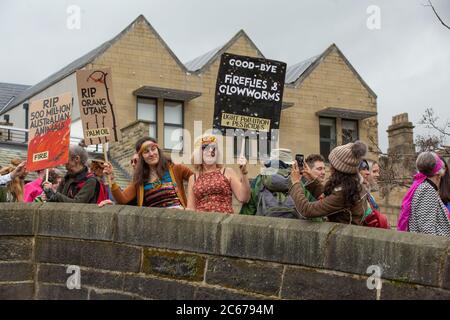 Extinction Rebellion Flash Mob in Hebden Bridge West Yorkshire führen Stayin' Alive im Stadtzentrum vor Stockfoto