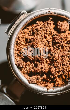 Gemahlener Kaffee in einem Portafilter. Interessantes Licht. Stockfoto