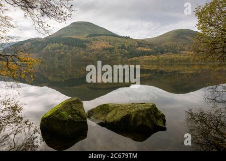 Carling Knott und Burnbank fielen in Loweswater im Lake District National Park, Cumbria, England, reflektiert. Stockfoto