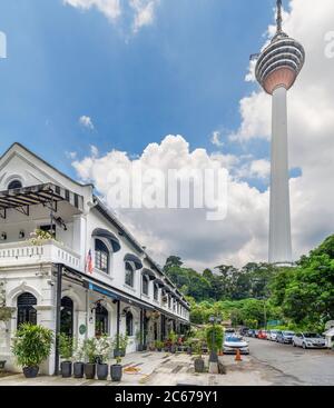 Restaurants in Old Malaya mit dem KL Tower (Menara Kuala Lumpur) dahinter, Kuala Lumpur, Malaysia Stockfoto