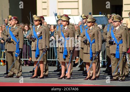 Turin, Piemont, Italien - 06/02/2007 - Tag Der Italienischen Republik. Die Flaggenanhebung mit Streitkräften. Stockfoto