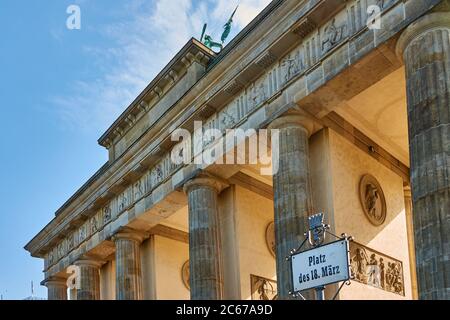 Berlin, 6. Mai 2020: Hintergrundbeleuchtete Ansicht des Brandenburger Tors mit einem Schild mit der deutschen Aufschrift: Platz des 18. März (Ort März 18) Stockfoto