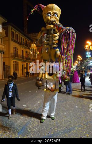 VIAREGGIO - 8. MÄRZ: Nächtliche Karnevalszüge Parade auf der Promenade von Viareggio, während der berühmten Karneval von Viareggio am 8. März 2011 in Viareggio Stockfoto