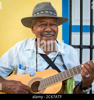 Älterer Mann, der in der Altstadt von Havanna traditionelle kubanische Musik spielt Stockfoto