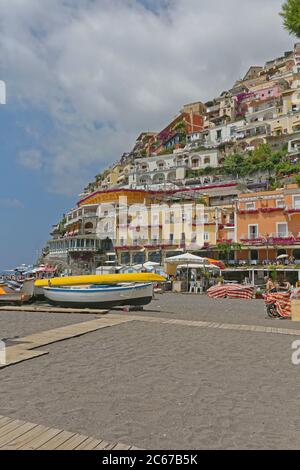 Positano, Italien - 28. Juni 2014: Sandstrand am Sommertag in der malerischen Stadt Positano, Italien. Stockfoto