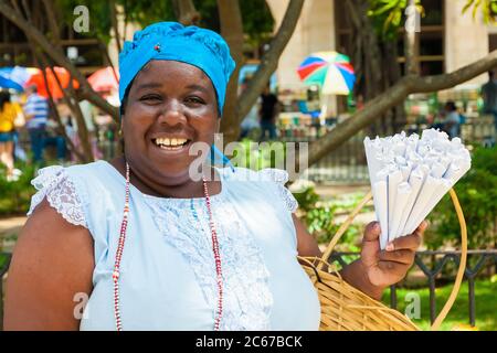 Schwarze kubanische Frau verkauft geröstete gesalzene Erdnüsse in Alt-Havanna Stockfoto