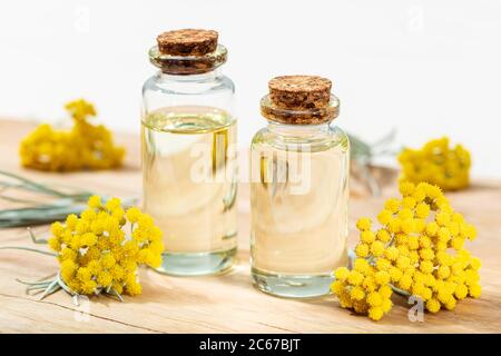 Helichrysum ätherisches Öl in Glasflasche. Pflanzliche Heilmittel Öl Stockfoto