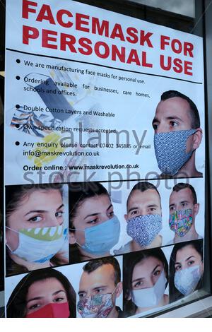 Schaufensterposter, Gesichtsmasken zum Verkauf als Reaktion auf die Coronavirus-Pandemie Covid-19 Stockfoto