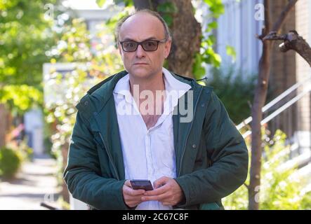 London, Großbritannien. Juli 2020. Dominic Cummings, Boris Johnsons Chefberater für Poltiikalfragen, verlässt sein Haus, um zur Downing Street zu gehen.Quelle: Tommy London/Alamy Live News Stockfoto