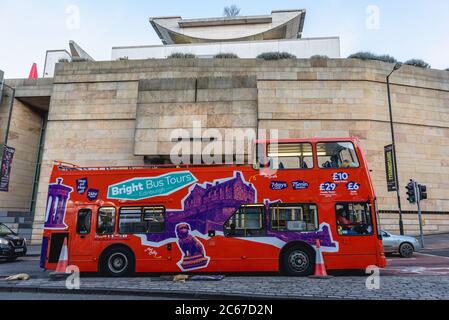 Bright Bus Tours vor dem National Museum of Scotland Edinburgh, der Hauptstadt von Schottland, Teil von Großbritannien Stockfoto