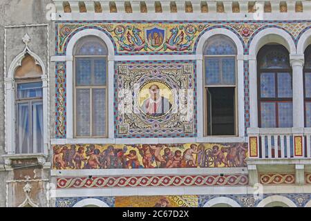 Venedig, Italien - 08. Juli 2013: Palazzo Da Mula Morosini Mosaic Wandfassade am Canal Grande in Venedig, Italien. Stockfoto