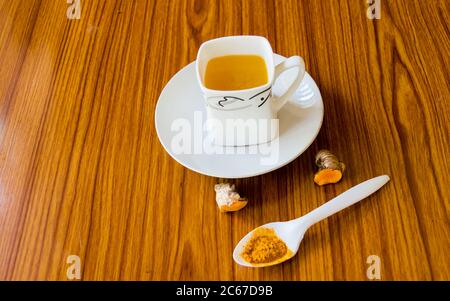 Goldene Kurkuma Milch leuchtend gelbe Getränk Indische Getränk mit Haldi Zimt und Ingwer Gewürze. Haldi ka doodh ist reich an Antioxidantien. Ayurvedische medi Stockfoto