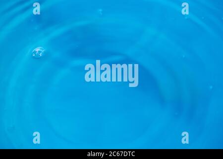 Blauer Glasfarbiger Wassertropfen Spritzer Stockfoto