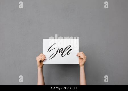 Schönes Foto von Frau Hände bis, dass Postkarte auf grauem Hintergrund halten Stockfoto