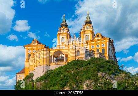 Der abby von Melk steht auf einem hohen Berg bei schönem sonnigen Wetter Stockfoto