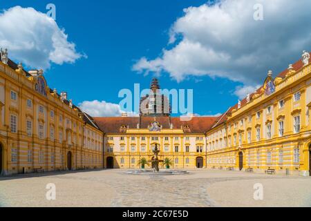 Melk, Österreich - 22. juni 2020 - der erste Platz des abby von Melk steht auf einem hohen Berg bei schönem sonnigen Wetter Stockfoto