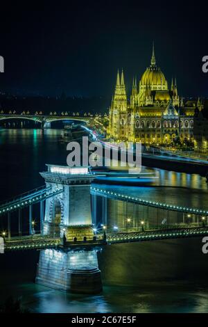 Die Kettenbrücke mit dem ungarischen Parlamentsgebäude im Hintergrund Stockfoto