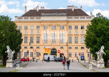 Wien, Österreich - 24. juni 2020 - Besucher des MuseumsQuartiers vom Maria Theresianischen Platz aus mit mehreren Musen Stockfoto