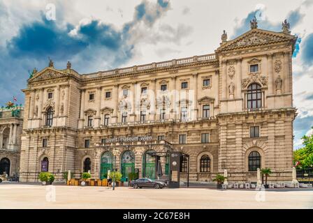 Wien, Österreich - 24. juni 2020 - ruhiger Voreingang des Weltmuseums (Weltmuseum) während der Corona-Zeit an einem sonnigen Tag Stockfoto