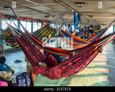 hängematte aus peru Amazonas-Fluss, - 19. Sep 2019: Menschen auf den Hängematten auf dem Frachtschiff. Amazonien, Weg von Santa Rosa nach Iquitos. Südamerika Stockfotografie Color:BLACK/CARBON/BLACK . 6 Premium Hochlehner COLOR-JA_ブラック:#000000