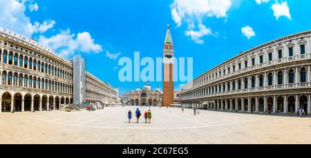 Venedig, Italien - 29. juni 2020 - sehr wenig Touristen überqueren den Markusplatz mit dem Markusturm (Loggetta del Sansovino) und Th Stockfoto