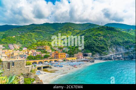 Cinque Terre, Italien - 1. juli 2020 - Übersicht über das Dorf mit einem leeren Strand wegen Corona in Monterosso al Mare, einer der Städte bekannt als Cinqu Stockfoto