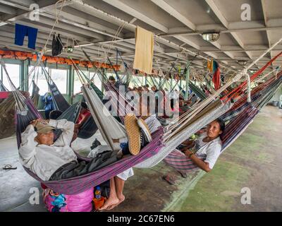 Amazonas-Fluss, Peru - 20. Sep 2019: Menschen auf den Hängematten auf dem Frachtschiff. Amazonien, Weg von Santa Rosa nach Iquitos. Südamerika Stockfoto