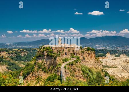 Blick auf die mittelalterliche Stadt Civita di Bagnoregio, auf der Spitze eines Ausläuffs von Tuffstein, in der Mitte des Tals der Badlands. Verbunden t Stockfoto