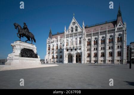 Ungarisches Parlamentsgebäude mit einem Staat zu Ehren von Gyula Andrassy auf dem Pferderücken. Stockfoto