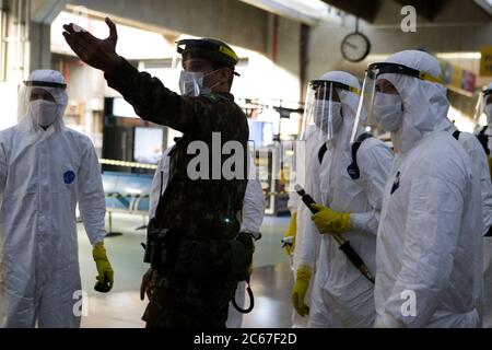 Sao Paulo, Brasilien. Juli 2020. Dutzende Soldaten der brasilianischen Armee und Marine aus dem südöstlichen Militärkomplex arbeiten, um den Busbahnhof Tiete zu desinfizieren. Die Desinfektion ist Teil der Aktionen des Joint Southeast Command zur Unterstützung der Gesundheit und der öffentlichen Sicherheit im Rahmen der Operation Covid-19, die im März dieses Jahres begann. Seit Beginn der Operation hat das Kommando rund 500 Desinfektionen im öffentlichen Raum im Bundesstaat Sao Paulo durchgeführt. Kredit: Dario Oliveira/ZUMA Wire/Alamy Live Nachrichten Stockfoto