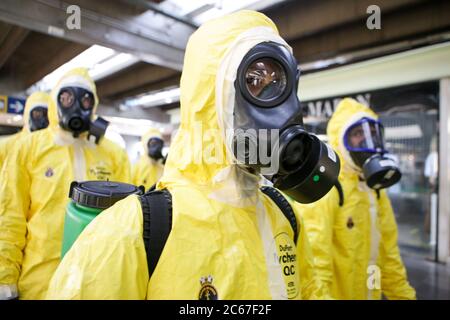 Sao Paulo, Brasilien. Juli 2020. Dutzende Soldaten der brasilianischen Armee und Marine aus dem südöstlichen Militärkomplex arbeiten, um den Busbahnhof Tiete zu desinfizieren. Die Desinfektion ist Teil der Aktionen des Joint Southeast Command zur Unterstützung der Gesundheit und der öffentlichen Sicherheit im Rahmen der Operation Covid-19, die im März dieses Jahres begann. Seit Beginn der Operation hat das Kommando rund 500 Desinfektionen im öffentlichen Raum im Bundesstaat Sao Paulo durchgeführt. Kredit: Dario Oliveira/ZUMA Wire/Alamy Live Nachrichten Stockfoto