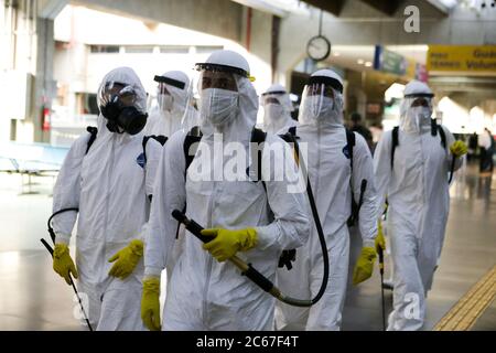 Sao Paulo, Brasilien. Juli 2020. Dutzende Soldaten der brasilianischen Armee und Marine aus dem südöstlichen Militärkomplex arbeiten, um den Busbahnhof Tiete zu desinfizieren. Die Desinfektion ist Teil der Aktionen des Joint Southeast Command zur Unterstützung der Gesundheit und der öffentlichen Sicherheit im Rahmen der Operation Covid-19, die im März dieses Jahres begann. Seit Beginn der Operation hat das Kommando rund 500 Desinfektionen im öffentlichen Raum im Bundesstaat Sao Paulo durchgeführt. Kredit: Dario Oliveira/ZUMA Wire/Alamy Live Nachrichten Stockfoto