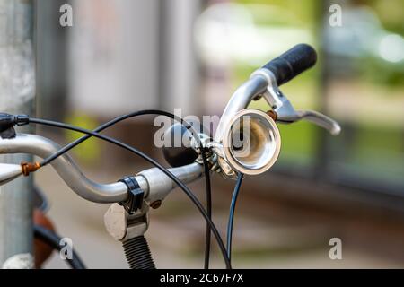 Nahaufnahme eines Vintage Fahrradhorns am Lenker, unschärfter Hintergrund Stockfoto