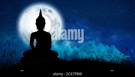 Der Buddha meditierte unter vielen Sternen und einem großen Mond. Stockfoto