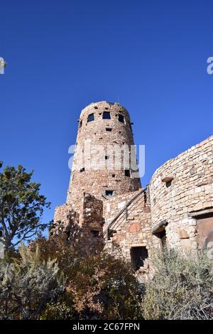 Desert View Wachturm am Südrand des Grand Canyon entworfen von Mary Coulter. Ahnenpuebloan im Stil. Wüstengrün und klarer blauer Himmel. Stockfoto